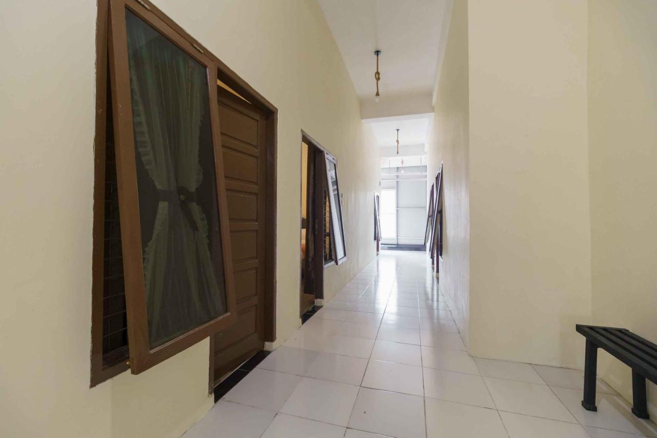 Отель Reddoorz Syariah Near Lubang Jepang Букиттинги Экстерьер фото