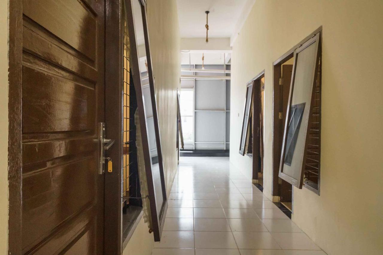 Отель Reddoorz Syariah Near Lubang Jepang Букиттинги Экстерьер фото